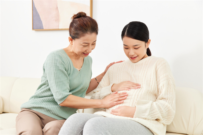 攝圖網_501807084_母親居家悉心照料孕期女兒（企業商用）.jpg